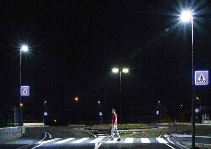 Più sicurezza (e luce) sulle strisce pedonali: il Comune accelera l’iter dopo l’ultima tragedia