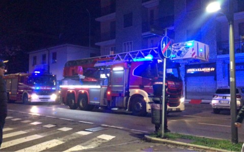 Anziana cade in casa e non riesce più a rialzarsi: soccorsa e trasportata in ospedale