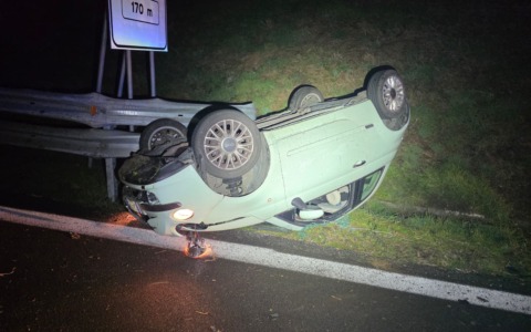 Perde il controllo dell’auto, esce di strada e si ribalta: ferita una 26enne