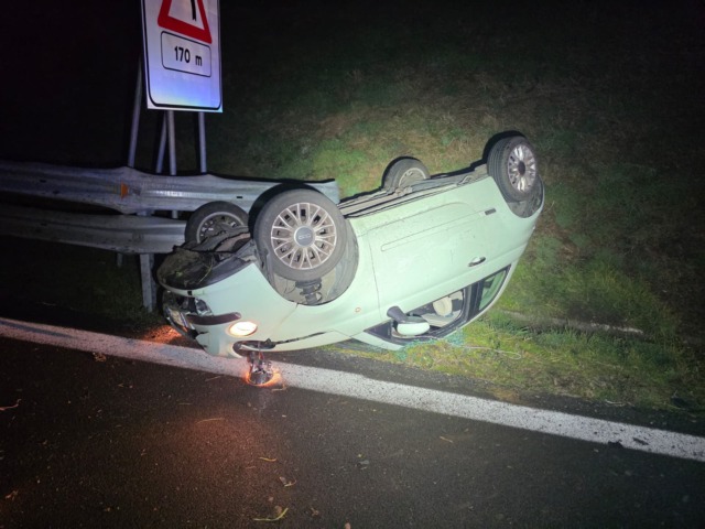 Perde il controllo dell’auto, esce di strada e si ribalta: ferita una 26enne