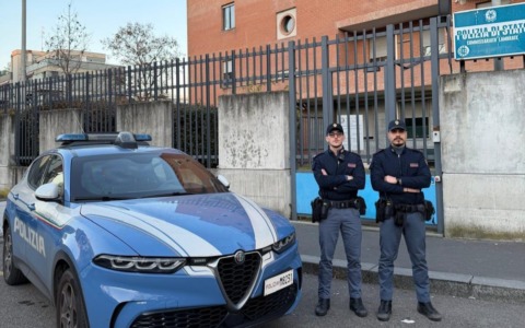 Tenta di buttarsi dal cavalcavia, salvato dagli agenti della Polizia di Stato