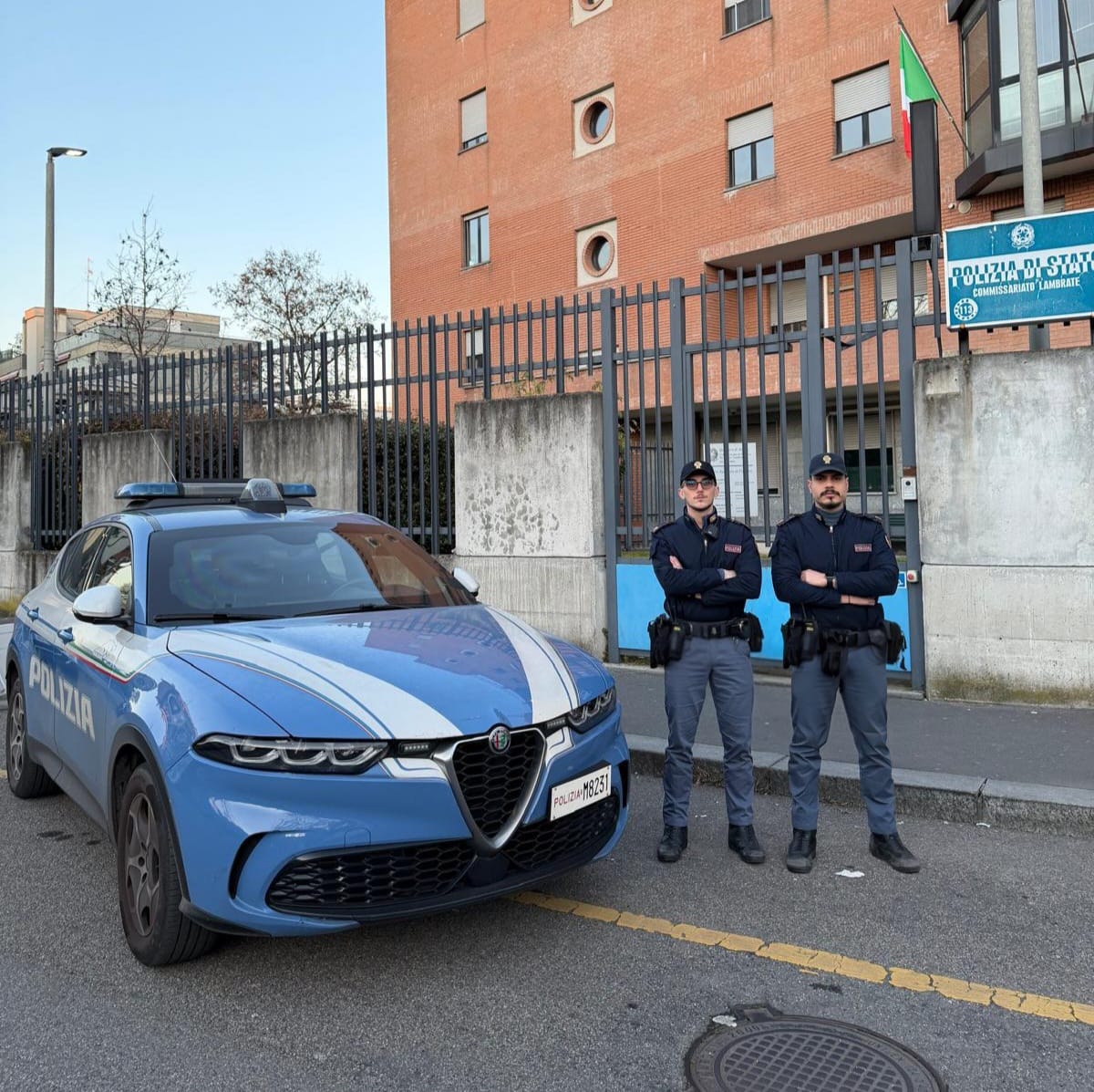 Tenta di buttarsi dal cavalcavia, salvato dagli agenti della Polizia di Stato