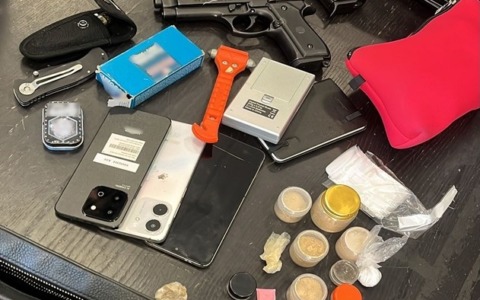 Droga nascosta in un albergo e in una suola di scarpa: doppio arresto per spaccio