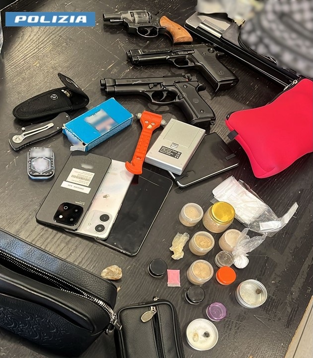 Droga nascosta in un albergo e in una suola di scarpa: doppio arresto per spaccio