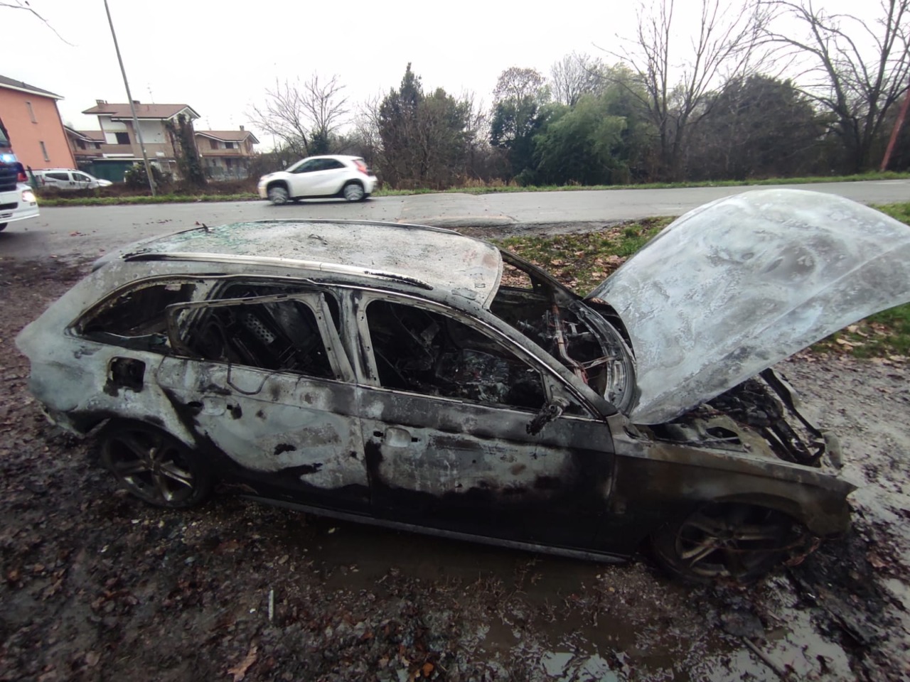 Auto distrutta da un incendio, il conducente riesce ad accostare in tempo e a mettersi in salvo