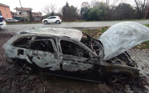 Auto distrutta da un incendio, il conducente riesce ad accostare in tempo e a mettersi in salvo