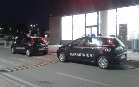 Cosmetici e prodotti alimentari per 1.000 euro: i Carabinieri fermano 6 ladri al supermercato