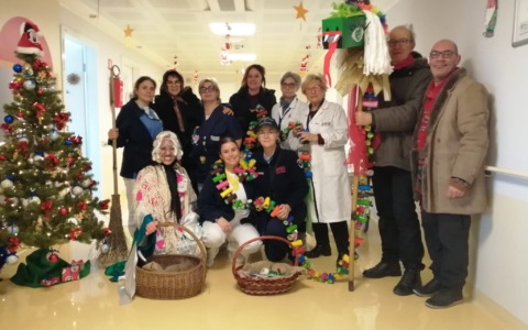 La Befana è arrivata in ospedale a Melzo e ha portato un sorriso  grandi e piccini