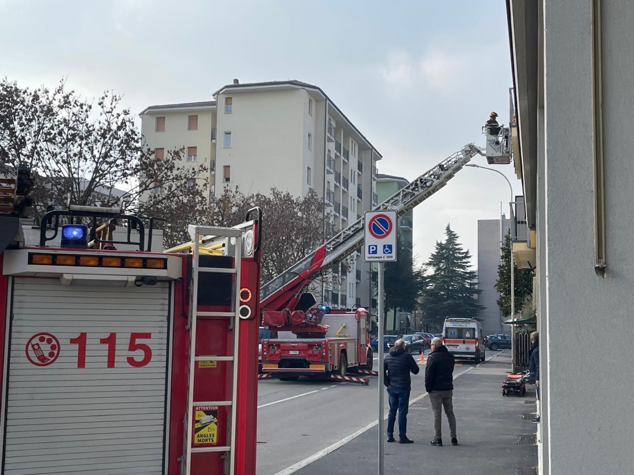 Donna si sente male in casa: soccorsa dai Vigili del fuoco e dal 118
