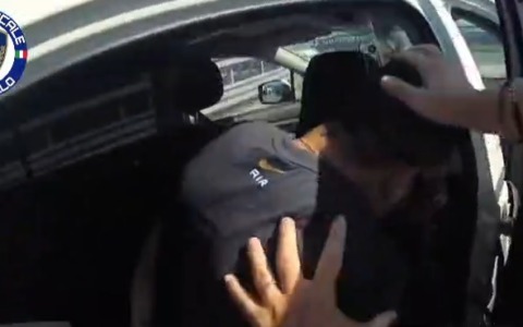 Beccato in auto con un pusher morde gli agenti per evitare l’arresto