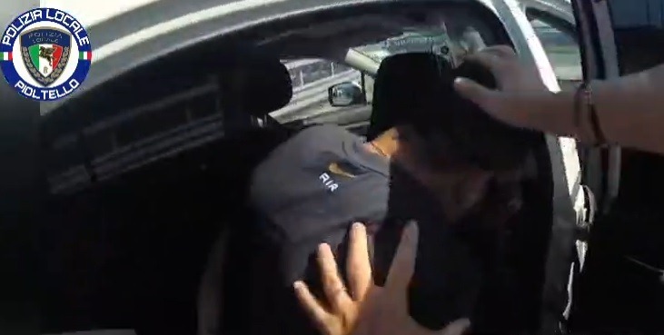 Beccato in auto con un pusher morde gli agenti per evitare l’arresto