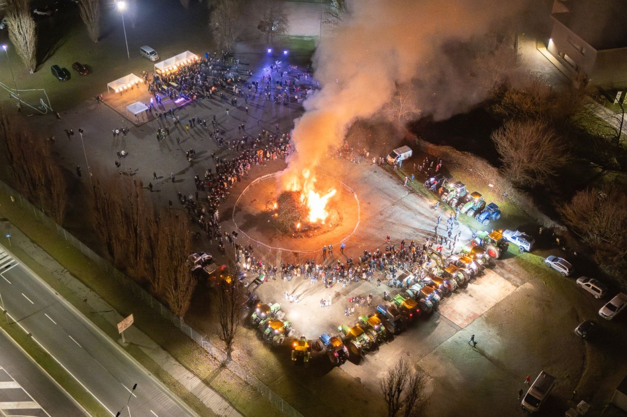 Il fuoco della tradizione arde ancora forte a Melzo: torna il Falò di Sant’Antonio