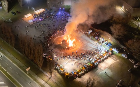 Il fuoco della tradizione arde ancora forte a Melzo: torna il Falò di Sant’Antonio