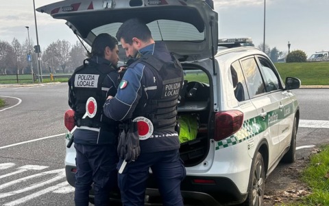 Senza assicurazione e con patente falsa: fermato, scoperto, multato e denunciato