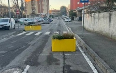 “Caro, ministro Matteo Salvini, fai togliere al sindaco quelle fioriere irregolari dalla strada”