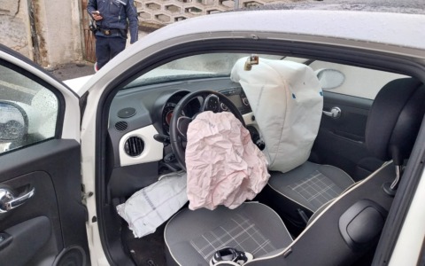 Nonna perde il controllo dell’auto e sbatte contro un muro: in auto il nipotino di 2 anni