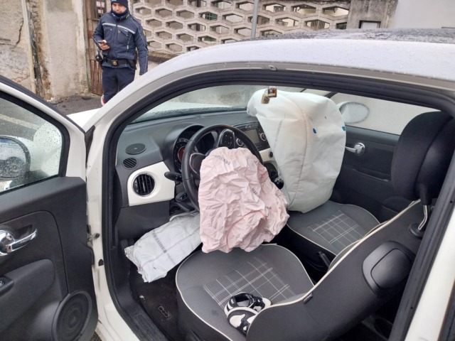 Nonna perde il controllo dell’auto e sbatte contro un muro: in auto il nipotino di 2 anni