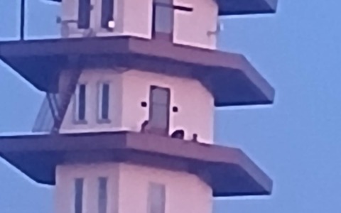 Ragazzini salgono sulla torre Nokia di Cassina de’ Pecchi in cerca di “emozioni forti”