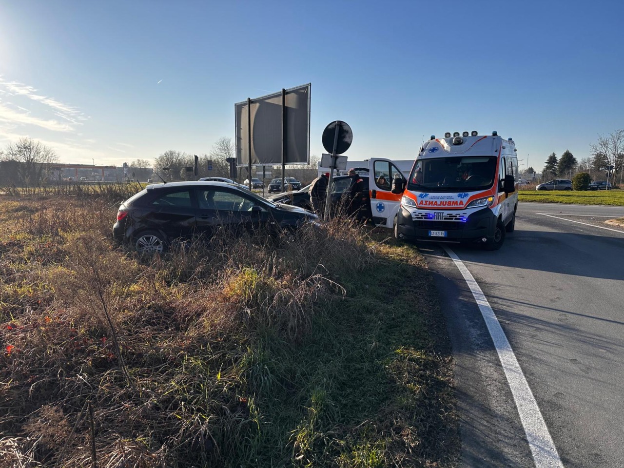 Due incidenti in poche ore alla solita rotatoria sulla Provinciale a Grezzago