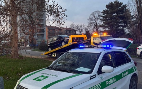 Al volante senza assicurazione e con patente scaduta: multato un cinquantenne