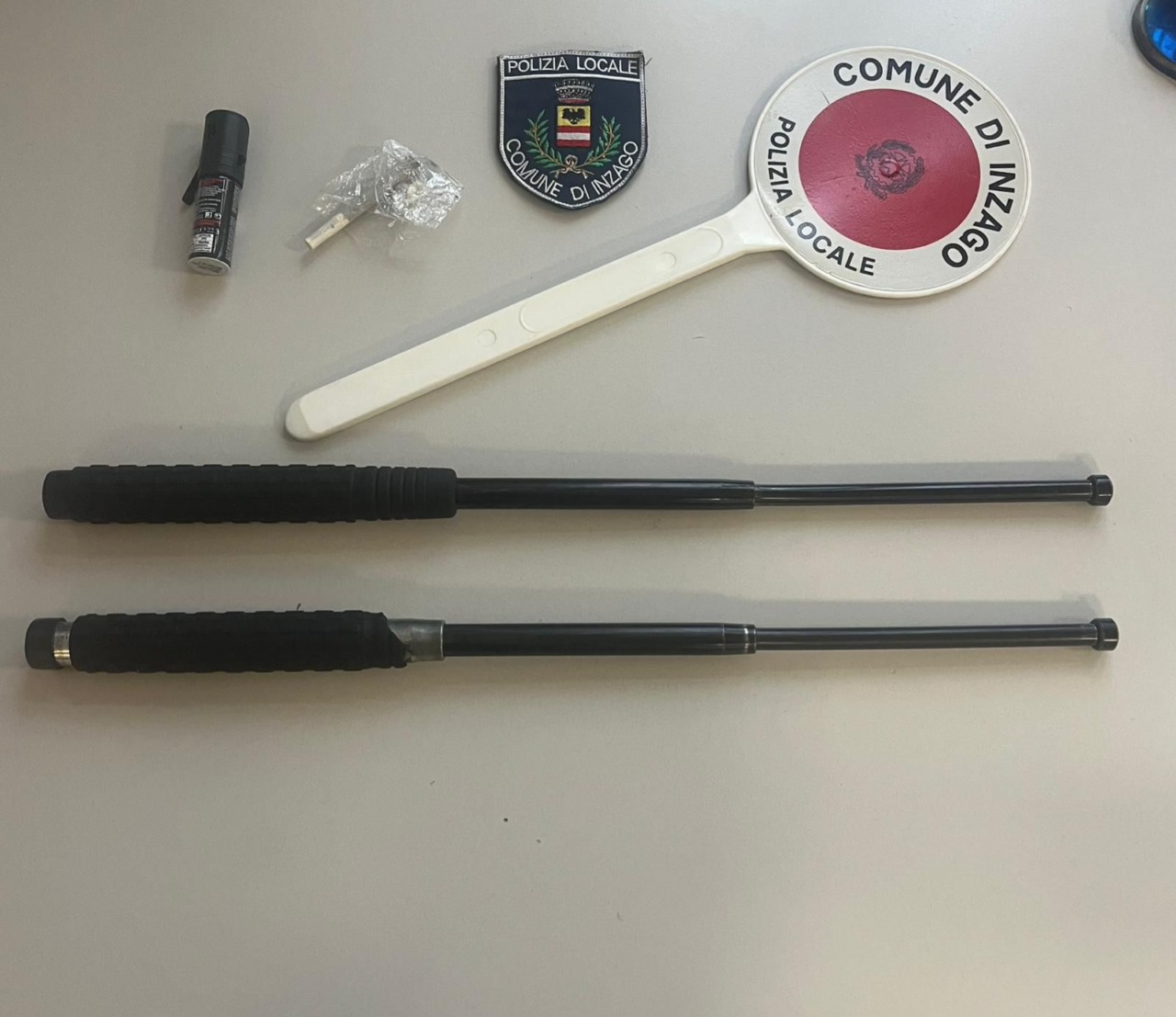 Giovani con droga, spray urticante e manganelli di ferro: beccati dalla Polizia, ora sono nei guai