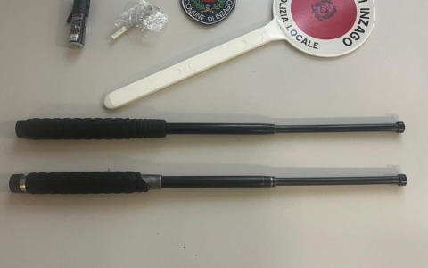 Giovani con droga, spray urticante e manganelli di ferro: beccati dalla Polizia, ora sono nei guai