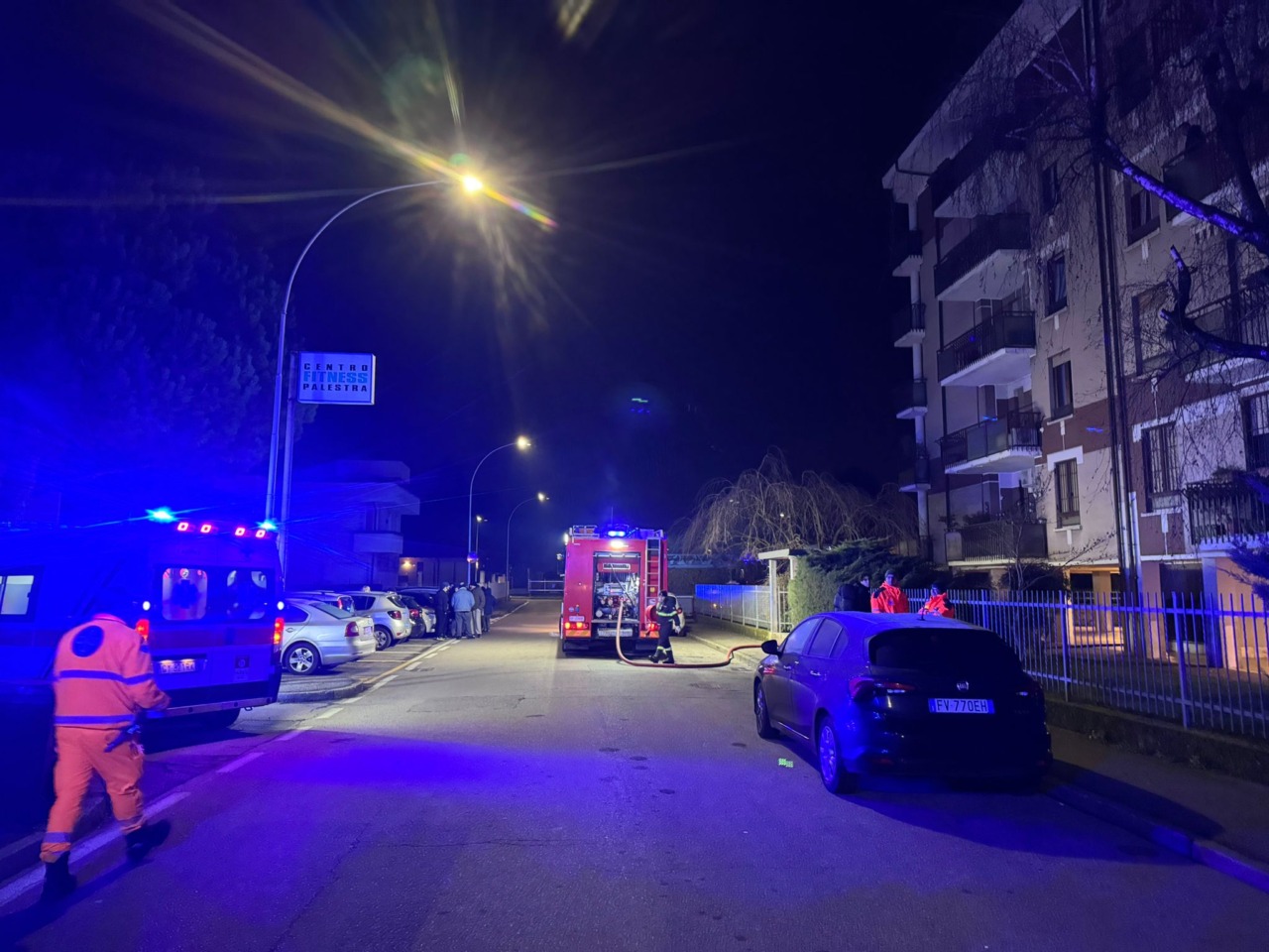 Incendio nella notte in una palazzina, evacuati i residenti