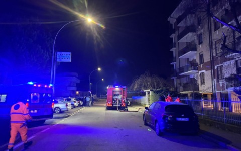 Incendio nella notte in una palazzina, evacuati i residenti