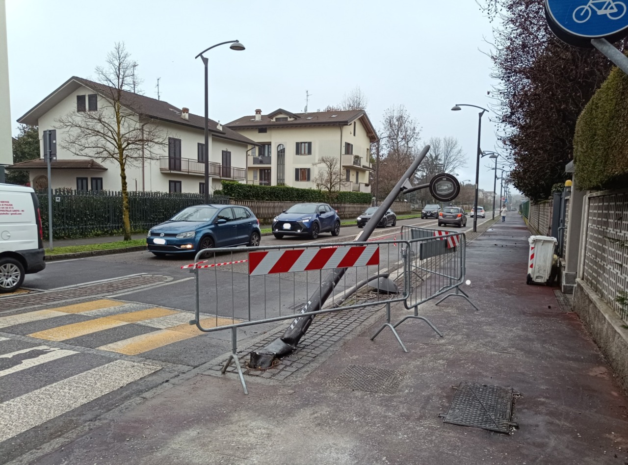Perde il controllo dell’auto e abbatte un lampione vicino alla strada