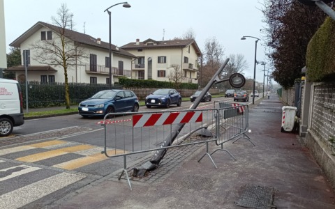 Perde il controllo dell’auto e abbatte un lampione vicino alla strada