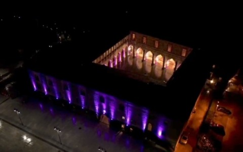 Il Castello Visconteo illuminato di rosa per il Giro d’Italia