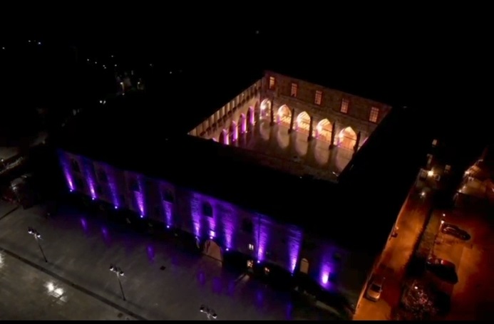 Il Castello Visconteo illuminato di rosa per il Giro d’Italia