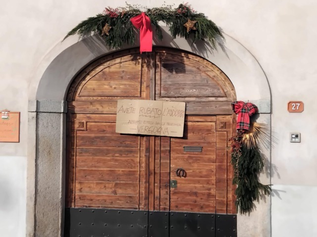 Rubano proprio di tutto: da un portone spariscono… gli addobbi natalizi