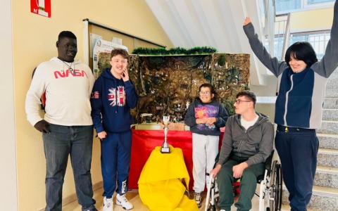 Un presepe che parla di inclusione religiosa e non solo: il trionfo dell’Iis Argentia-Majorana