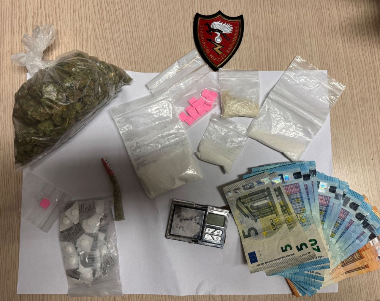 Festa in casa con droga e donne, ma erano agli arresti domiciliari: padre e figlio finiscono in carcere