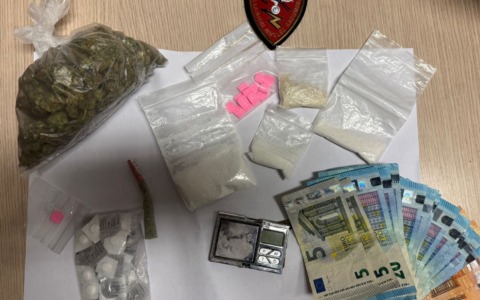 Festa in casa con droga e donne, ma erano agli arresti domiciliari: padre e figlio finiscono in carcere