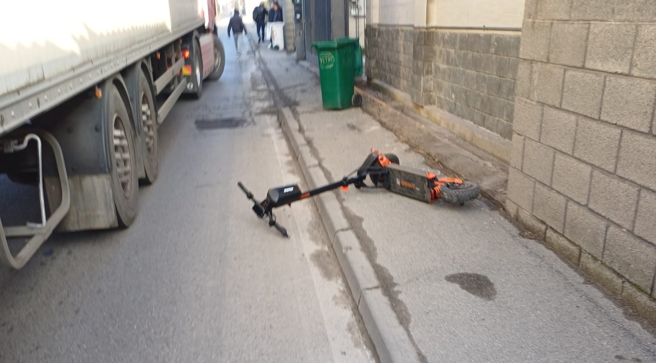 Incidente stradale con il monopattino, trenta giorni di prognosi al ferito