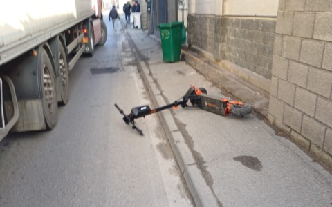 Incidente stradale con il monopattino, trenta giorni di prognosi al ferito