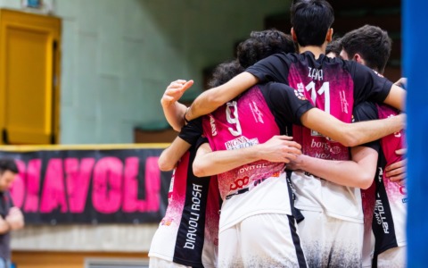 Il nuovo anno si apre con una vittoria (sofferta) per i Diavoli Rosa