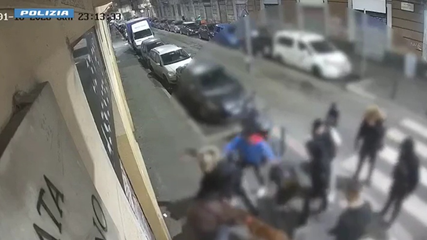 Rapinavano le vittime armati e sguinzagliando un cane di grossa taglia