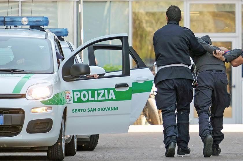 Spacciatore di cocaina aggredisce gli agenti della Polizia Locale: arrestato