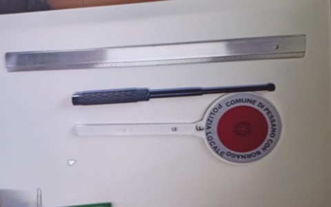 Litiga per un parcheggio e tira fuori un bastone estensibile: denunciato
