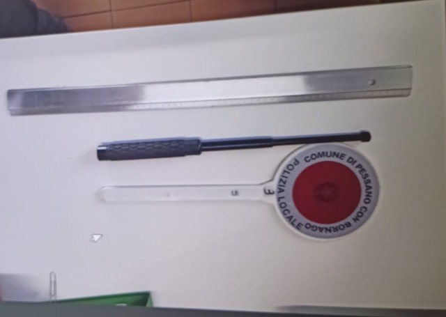 Litiga per un parcheggio e tira fuori un bastone estensibile: denunciato