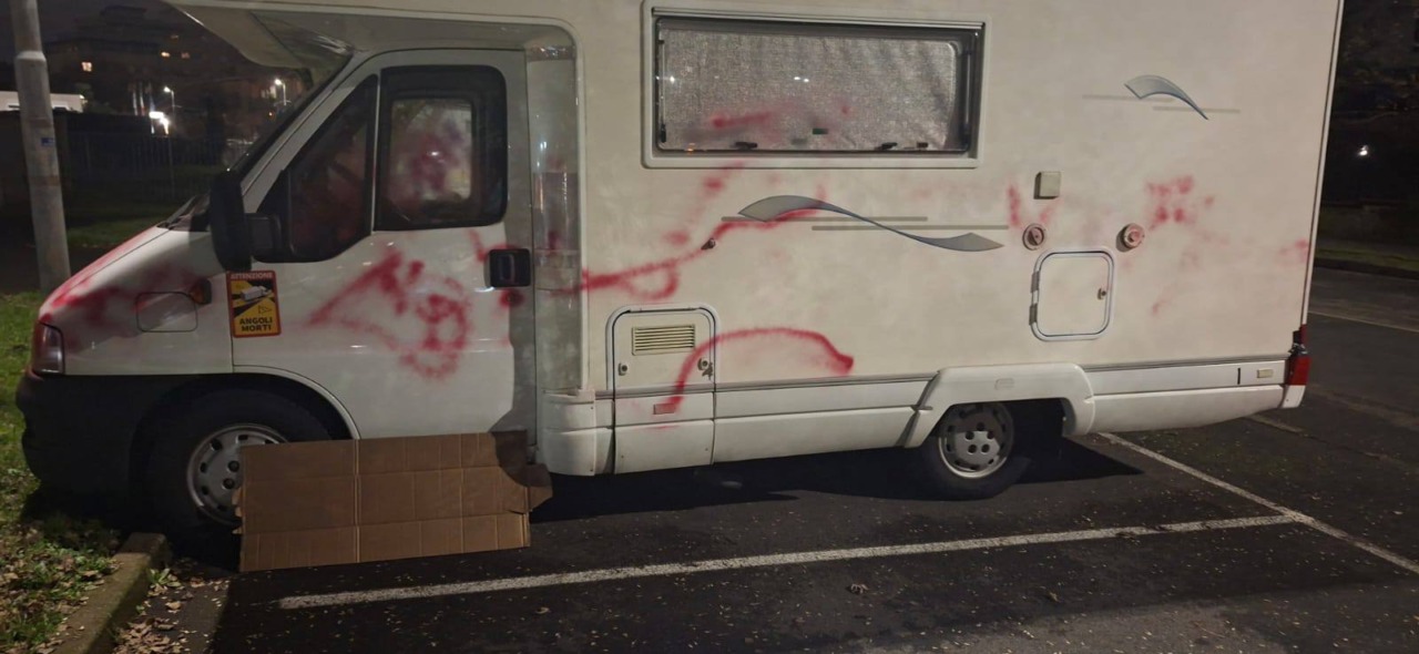 Camper parcheggiato in strada vandalizzato con della vernice spray
