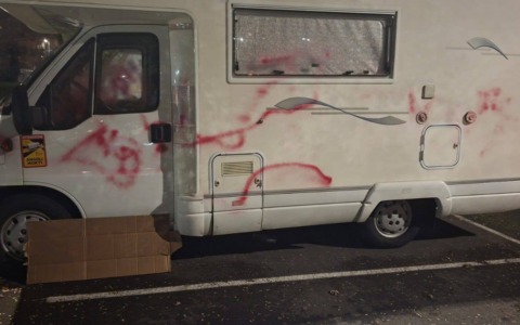 Camper parcheggiato in strada vandalizzato con della vernice spray