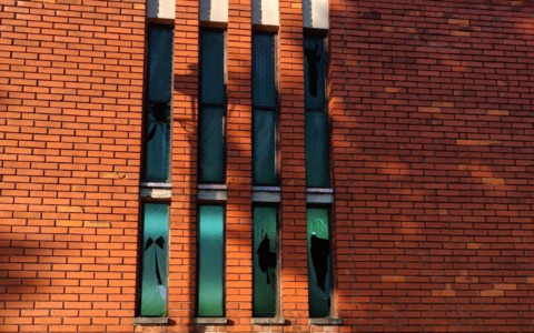 Vandali senza vergogna mandano in frantumi le vetrate del cimitero