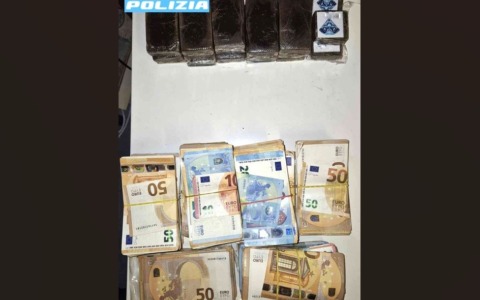 Bucano una gomma dell’auto e i poliziotti scoprono quasi 2 chili di droga e 75mila euro in contanti