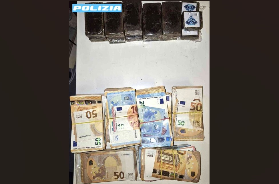 Bucano una gomma dell’auto e i poliziotti scoprono quasi 2 chili di droga e 75mila euro in contanti