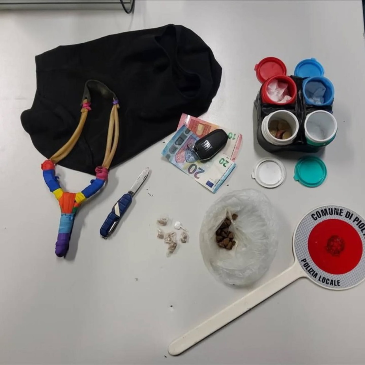 Malviventi inseguiti scappano a piedi e abbandonano l’auto con la droga