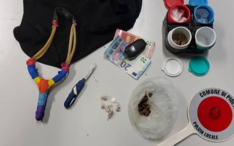 Malviventi inseguiti scappano a piedi e abbandonano l’auto con la droga